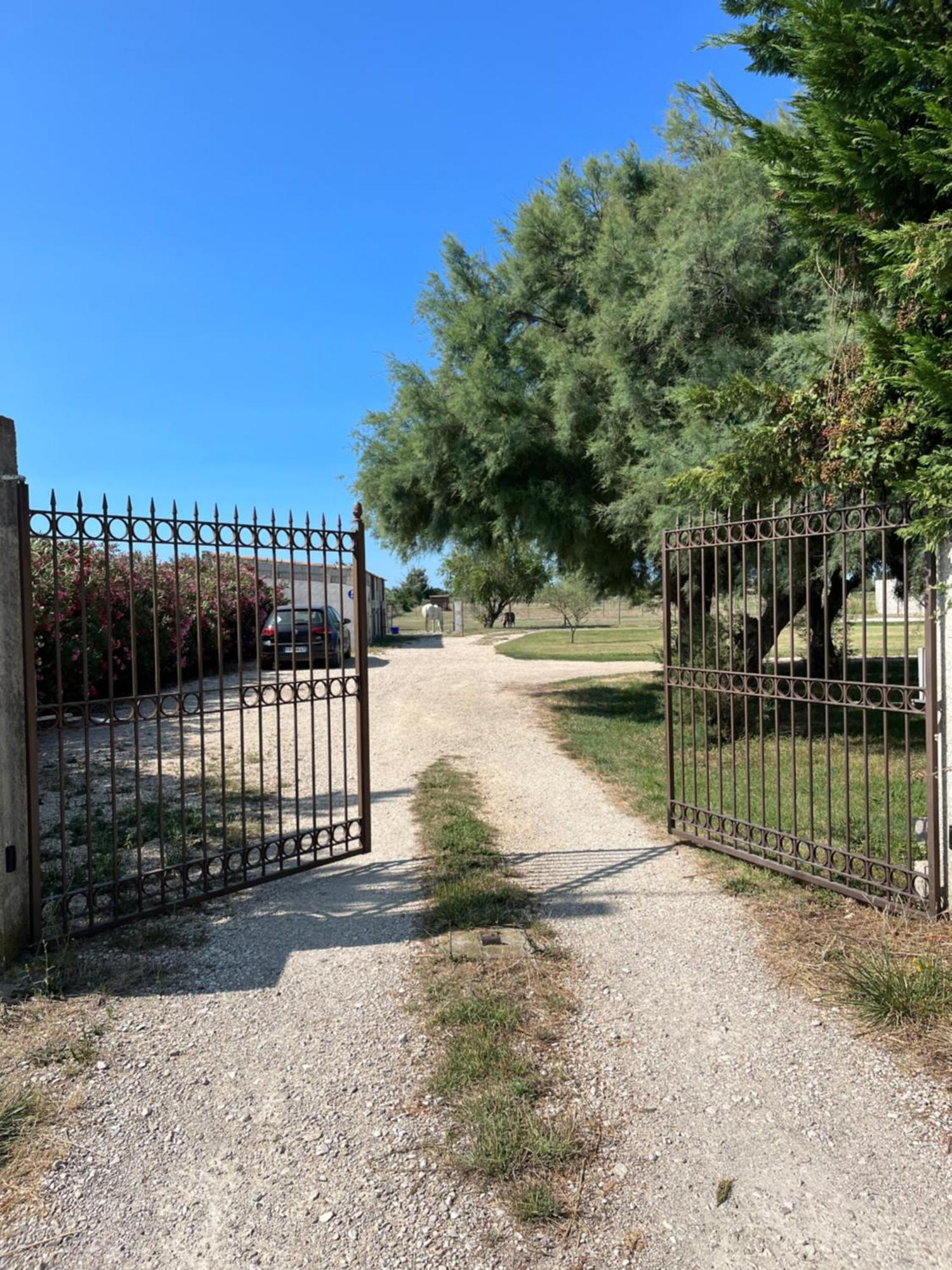 « La Parenthese » Gite En Camargue อาร์ลส์ ภายนอก รูปภาพ